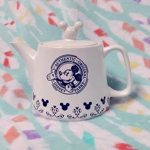 Disney parks Mickey white tea pot with lid in great shape